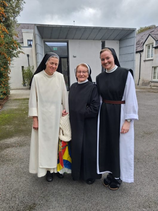 Sr Niamh OP Sr Magdalena OSB Sr Beatrice ocso
